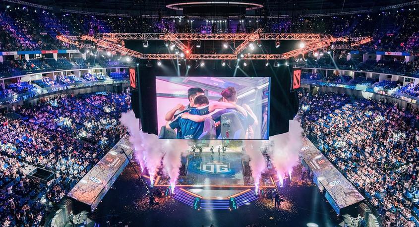 中场争夺更 中场争夺更